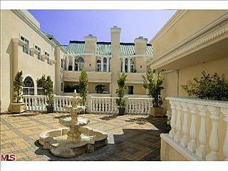 3rd image of 930 N Doheny Dr APT 212