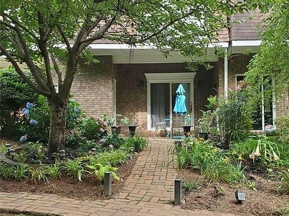 2nd image of 260 Manning Rd #10