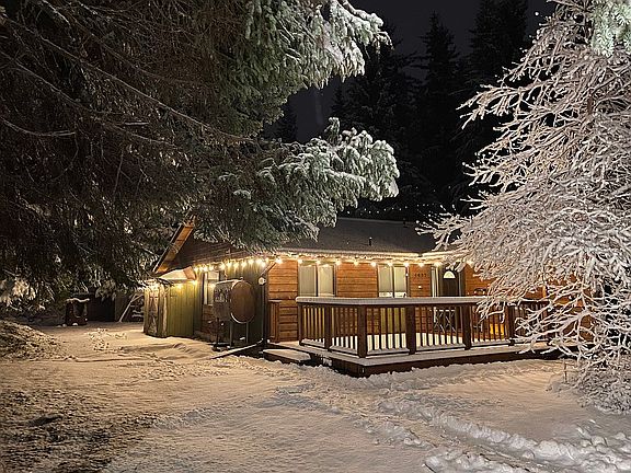 Exterior, front deck in wint