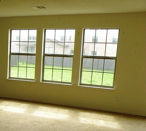3rd image of 803 Yellowstone Dr