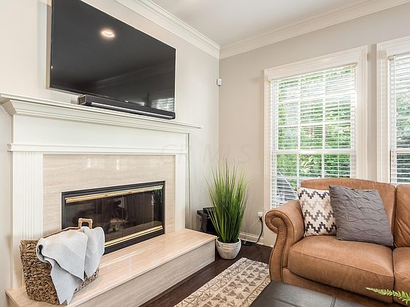 5th image of 32 Pickett Pl