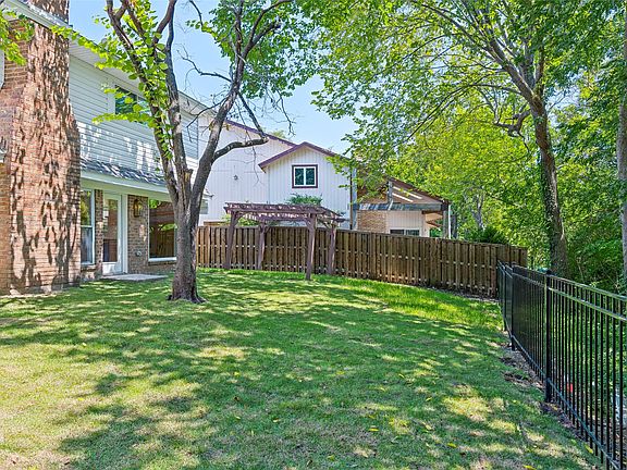 3rd image of 407 Valley Cove Dr