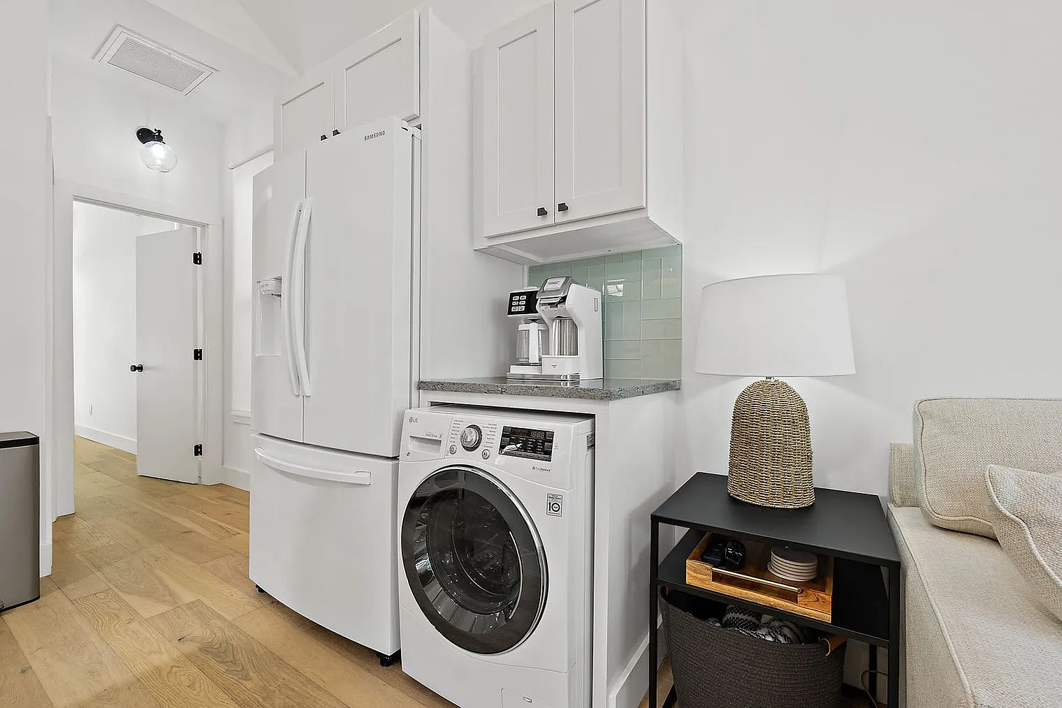 2 bed, 1.0 bath, 796 sqft, $8,121 — Photo 4