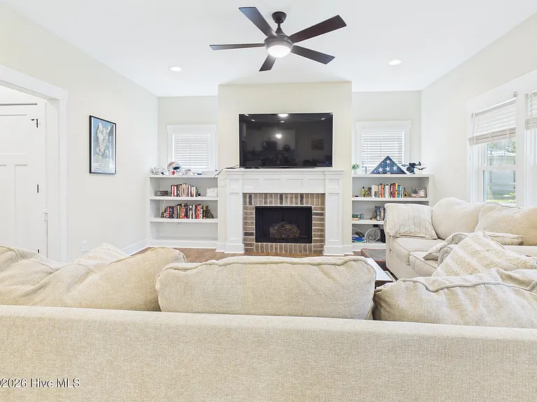 460 Clark St — Photo 18