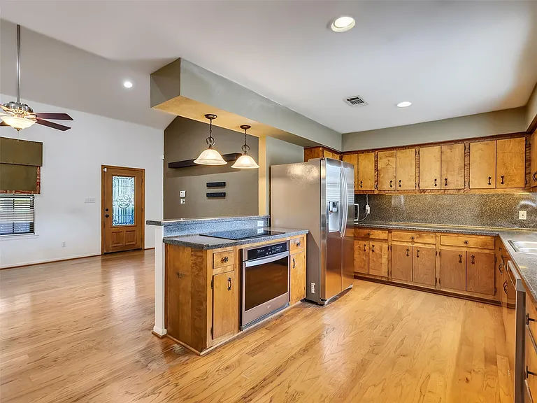18085 Lake Dr E — Photo 11