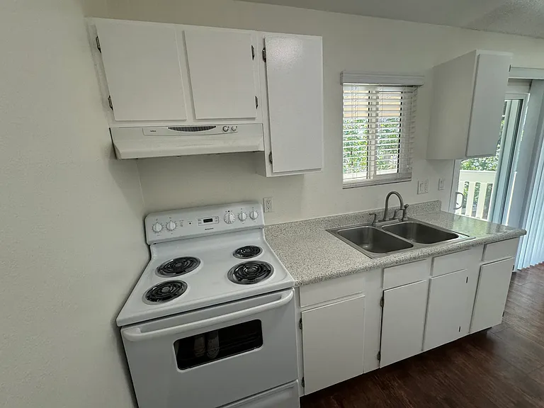 Magnolia Manor — Photo 16