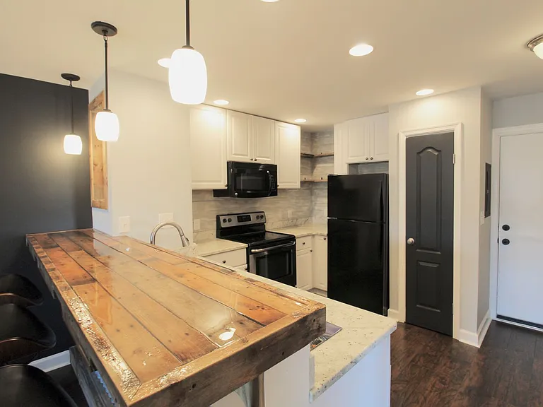 1340F Hunters Rd — Photo 9