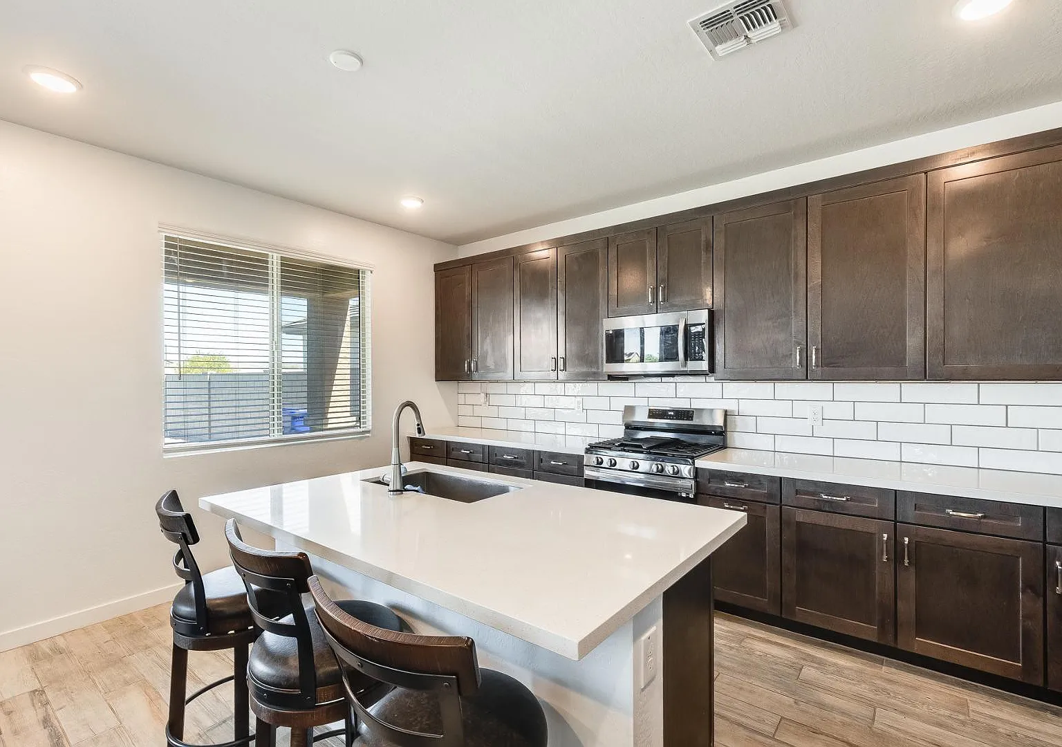 3 bed, 2.5 bath, 2160 sqft, $2,800 — Photo 2