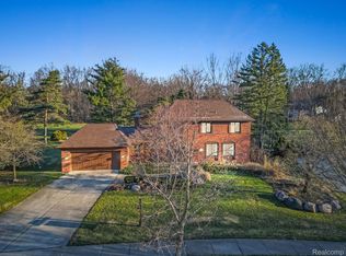 2584 Devonwood Dr, Troy, MI