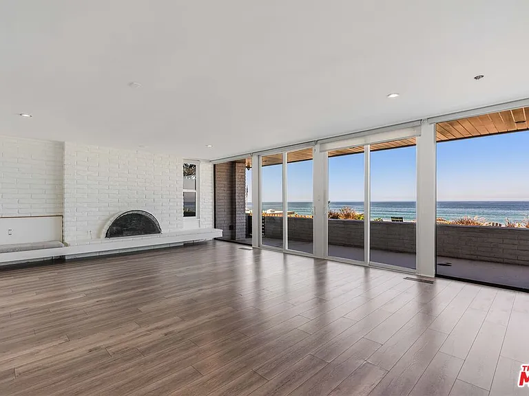 2308 The Strand — Photo 37