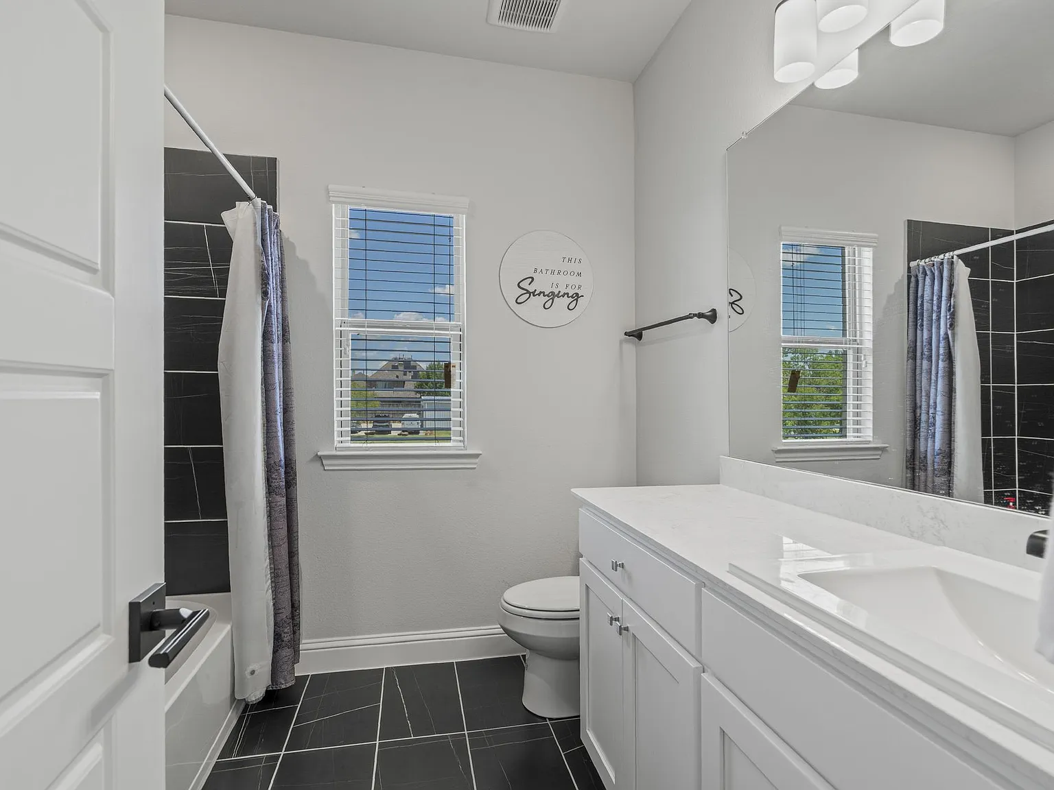 4 bed, 3.5 bath, 3257 sqft, $4,500 — Photo 3