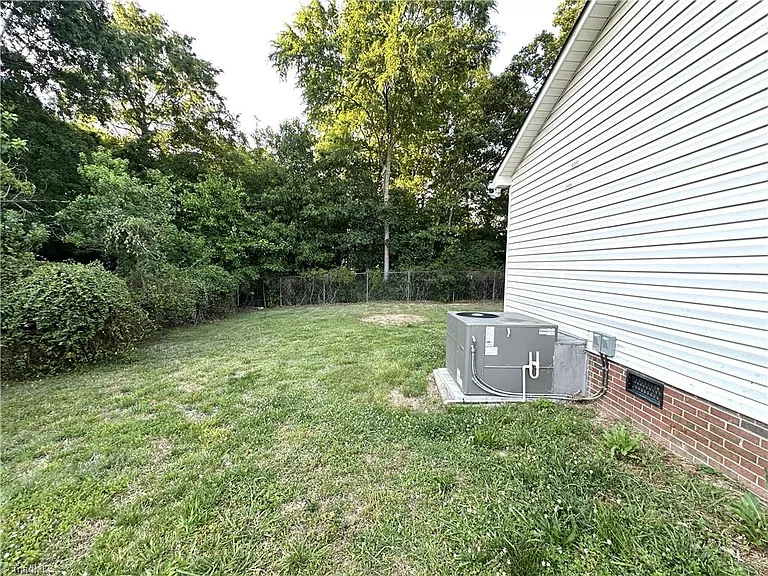 2127 Fairbrother St — Photo 16