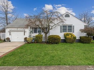388 S 15th St, Lindenhurst, NY 11757