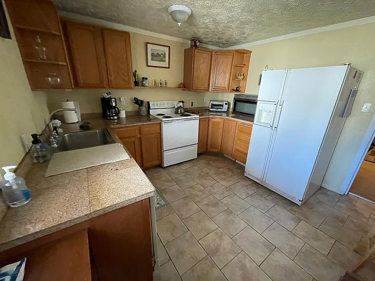 Full kitchen