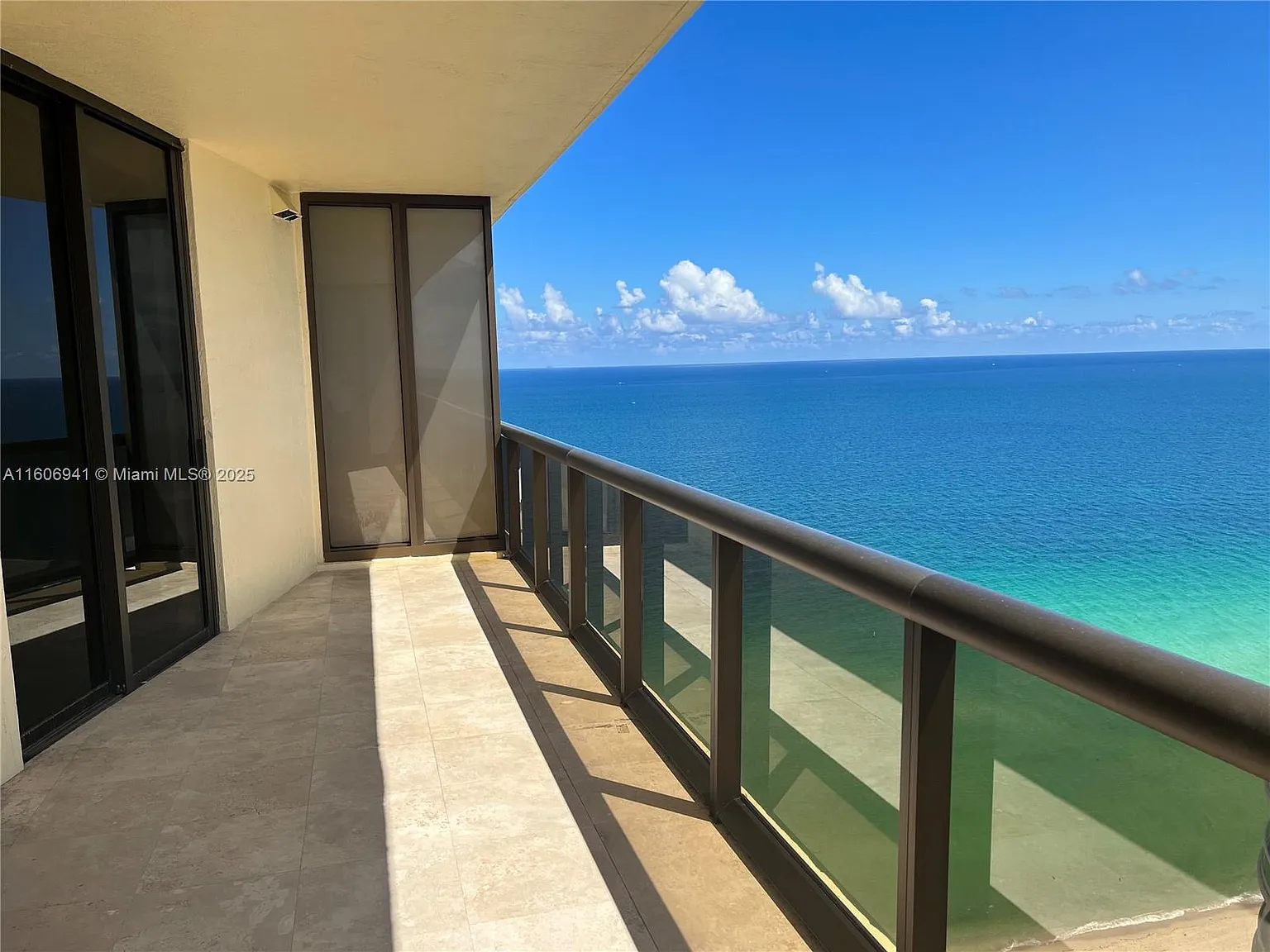 1 bed, 883 sqft, $4,550 — Photo 3
