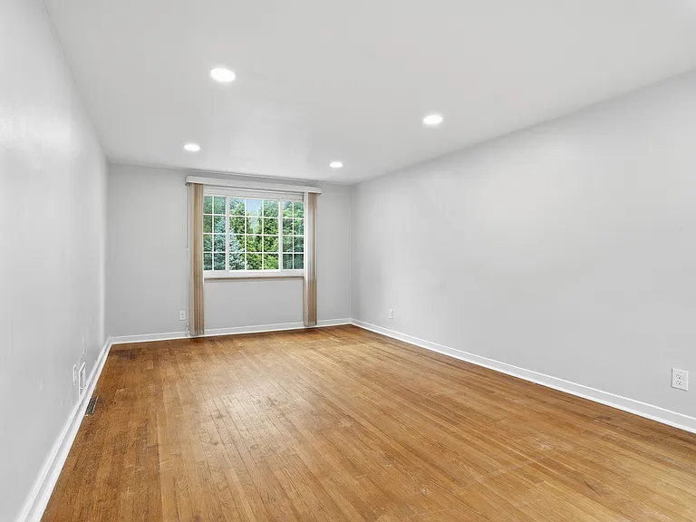 951 Rita Dr — Photo 10