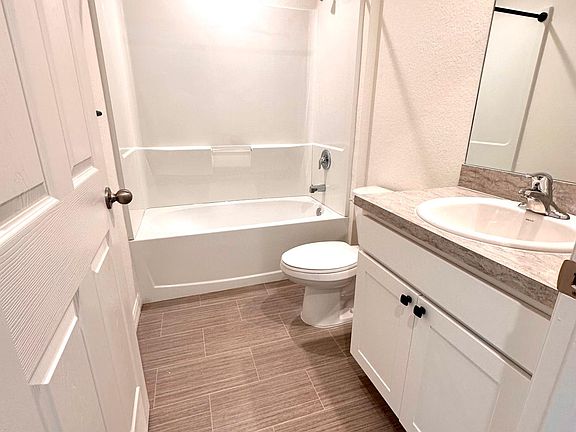 4th image of 20223 Blaine Ave