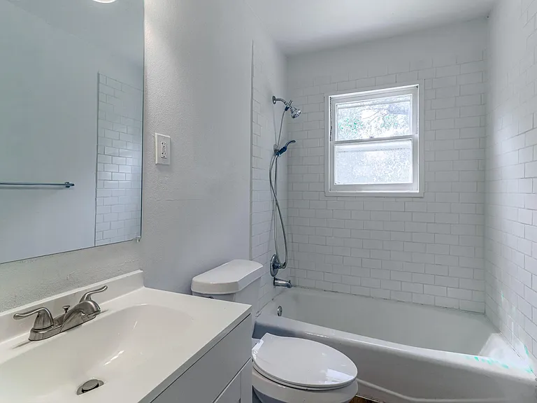 2622 W Johnson St — Photo 9