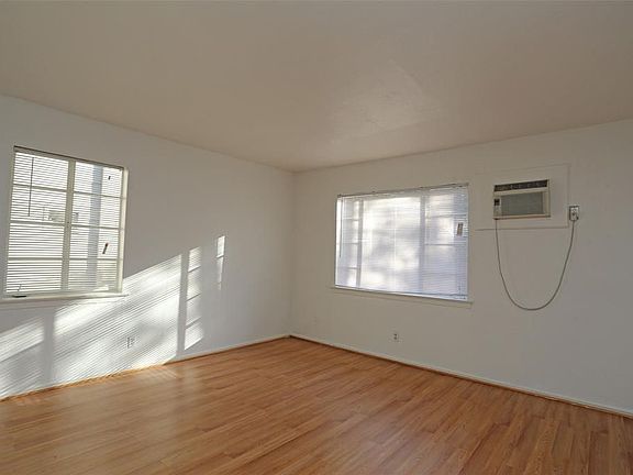 3rd image of 1615 Wentworth St APT 1