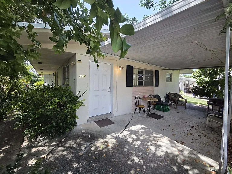 205 SE 7th St — Photo 15