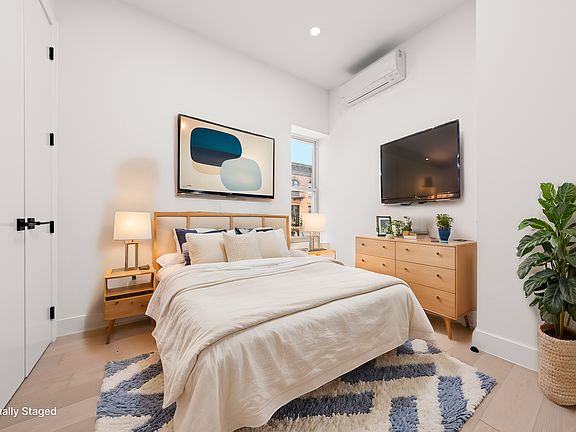 2nd image of 426 15th St APT 3R
