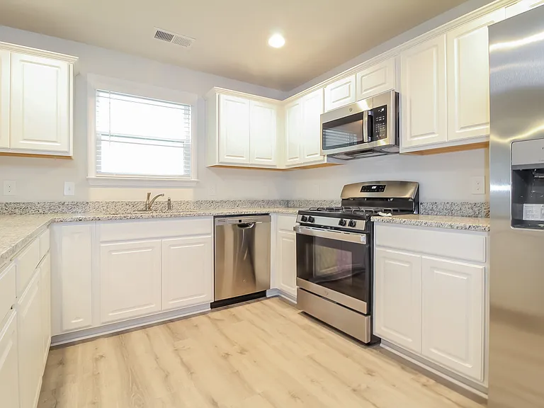 518 Whittier St — Photo 5