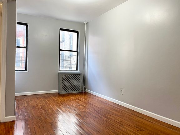 4th image of 204 Scholes St #7