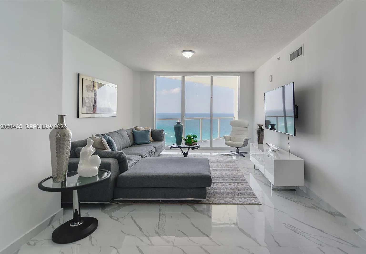 La Perla Condo — Photo 2