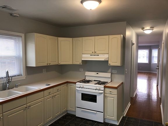 3rd image of 3043 N Kedzie Ave APT 2
