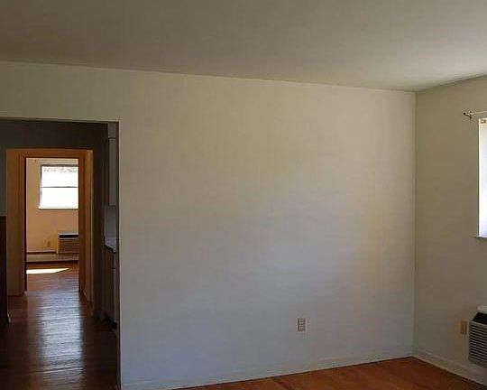 4th image of 2935 Linwood Ave #C