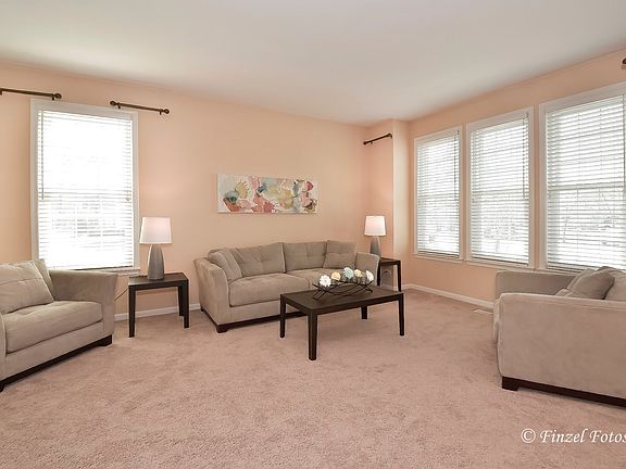 3rd image of 909 W Aspen Ct