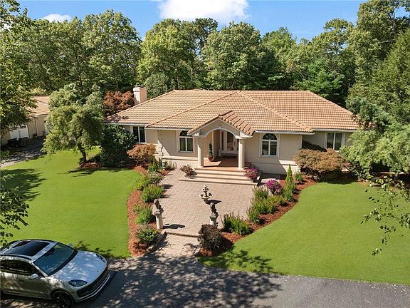 4th image of 22 Brook View Dr