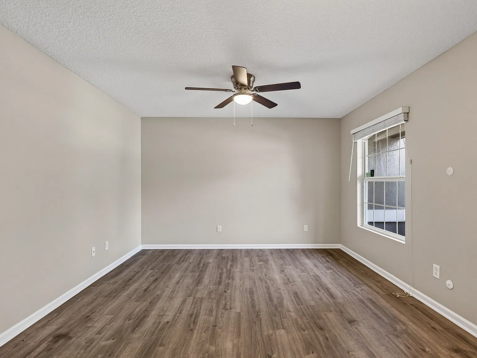 3 bed, 2.5 bath, 1664 sqft, $2,100 — Photo 4