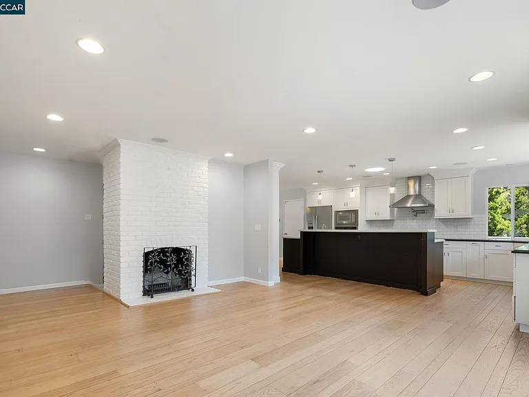 1021 Windsor Dr — Photo 10