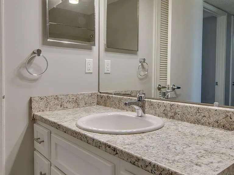Hillhurst Apartments — Photo 23