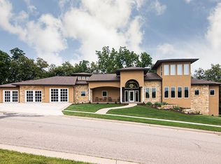 1735 Creek Wood Dr, Dubuque, IA 52003