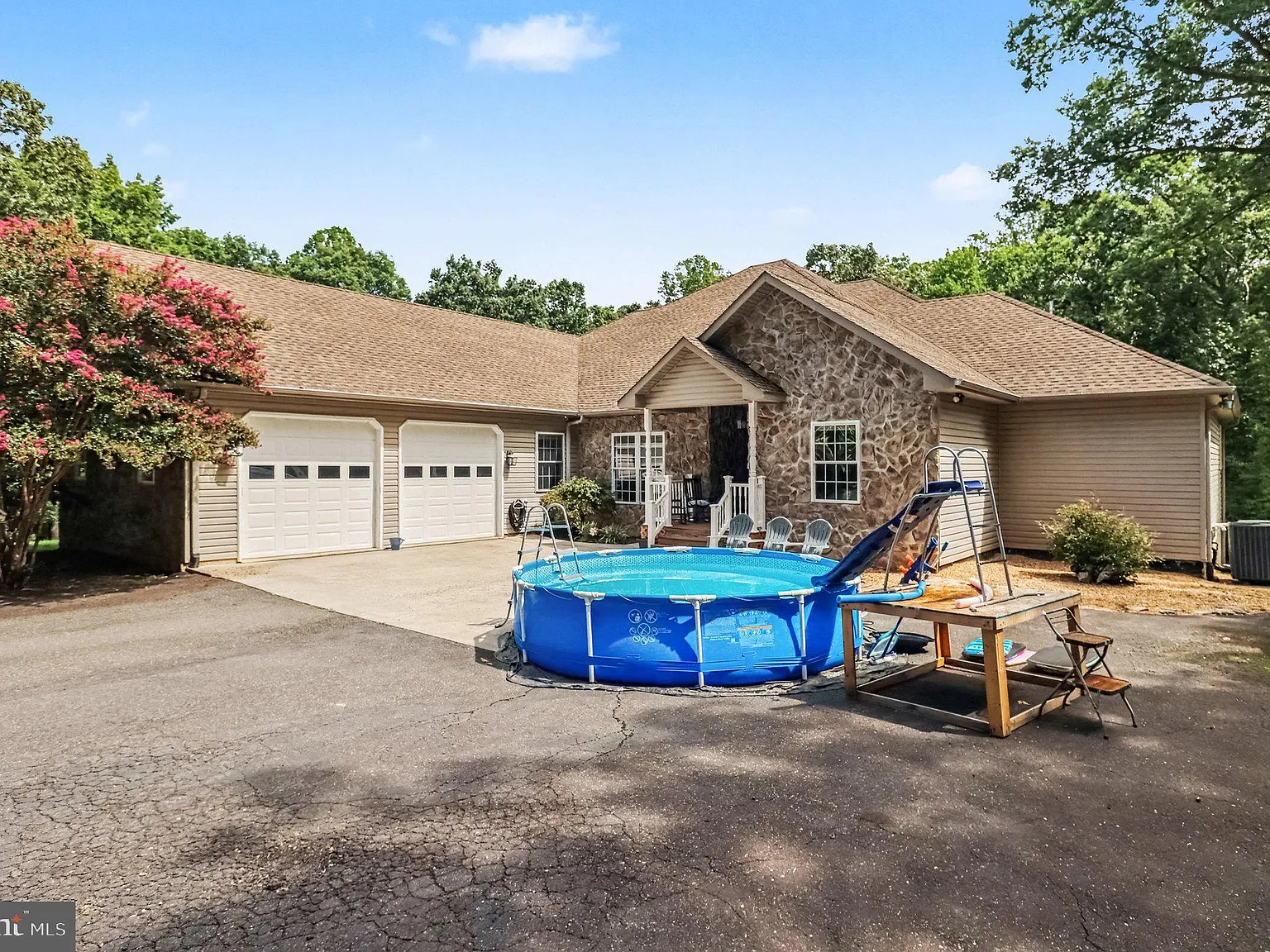 6 bed, 4.0 bath, 6038 sqft, $4,600 — Photo 1