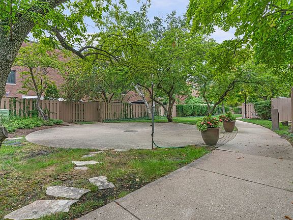 4th image of 1704 N Larrabee St