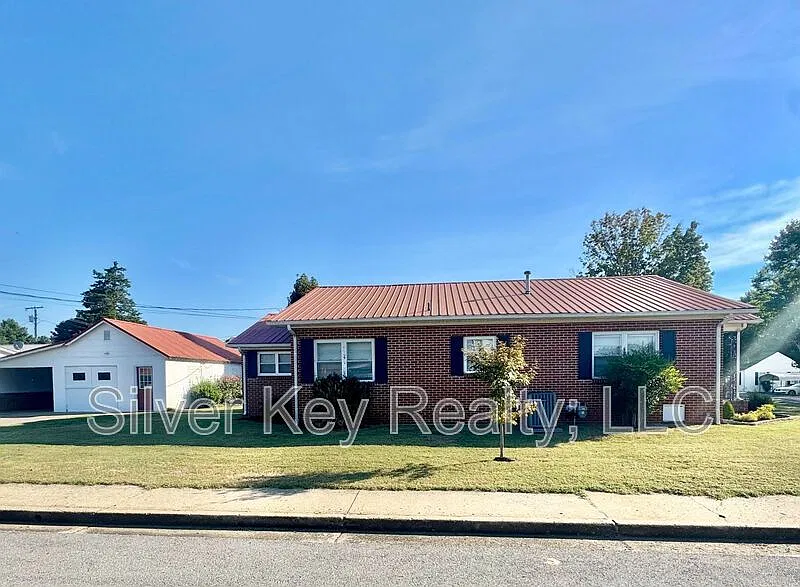 2 bed, 1.0 bath, $1,395 — Photo 4