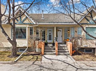 38 W Richelieu Ct SW, Calgary, AB T3E 7E9