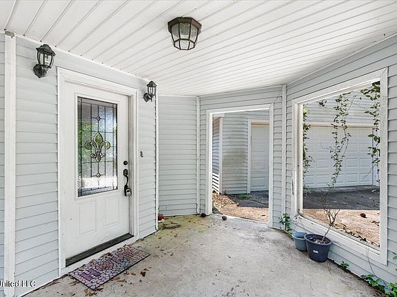 4th image of 125 Country Club Dr