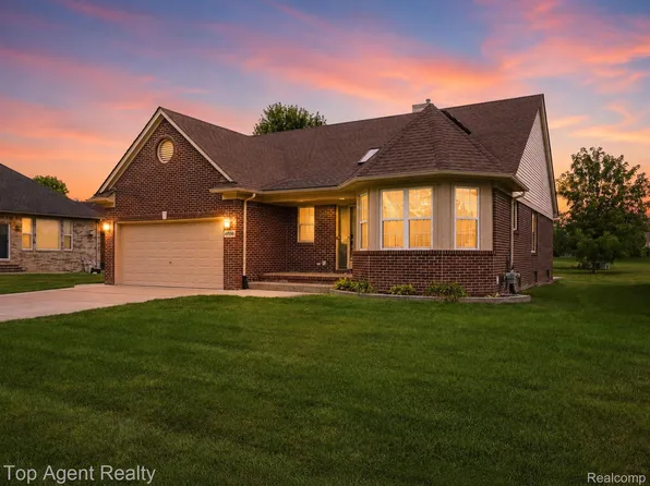 40580 Long Horn Dr, Sterling Heights, MI 48313