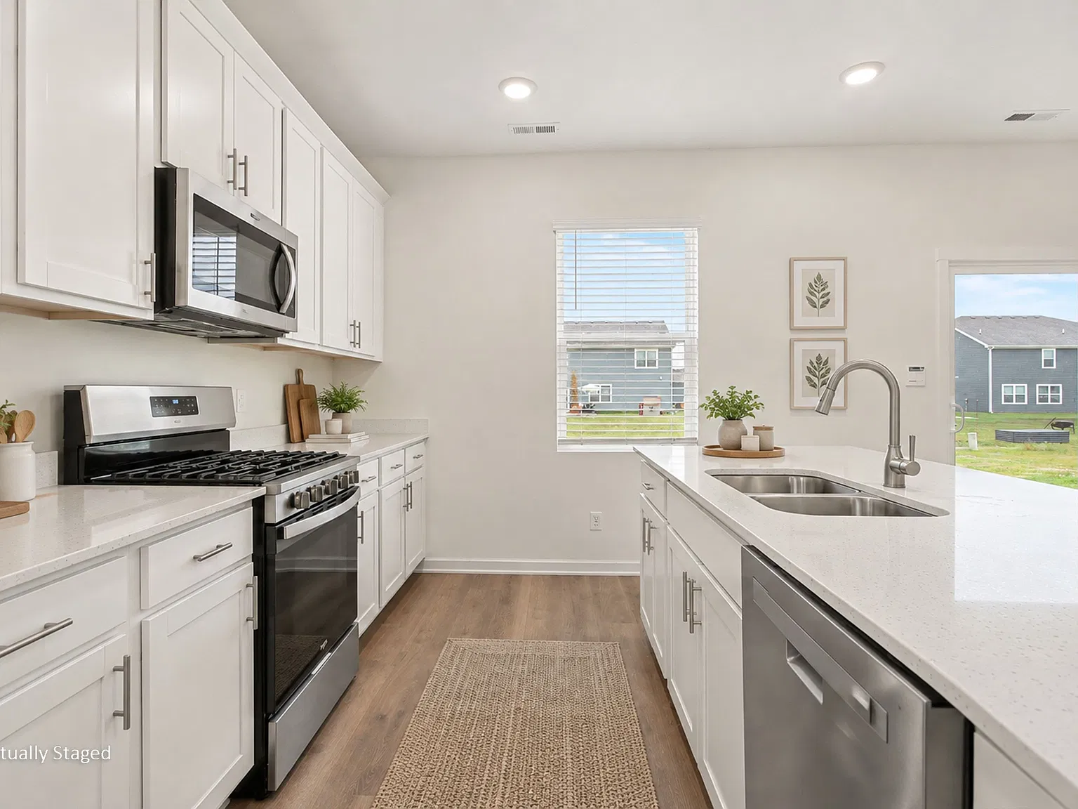 4 bed, 2.5 bath, 2356 sqft, $5,500 — Photo 2