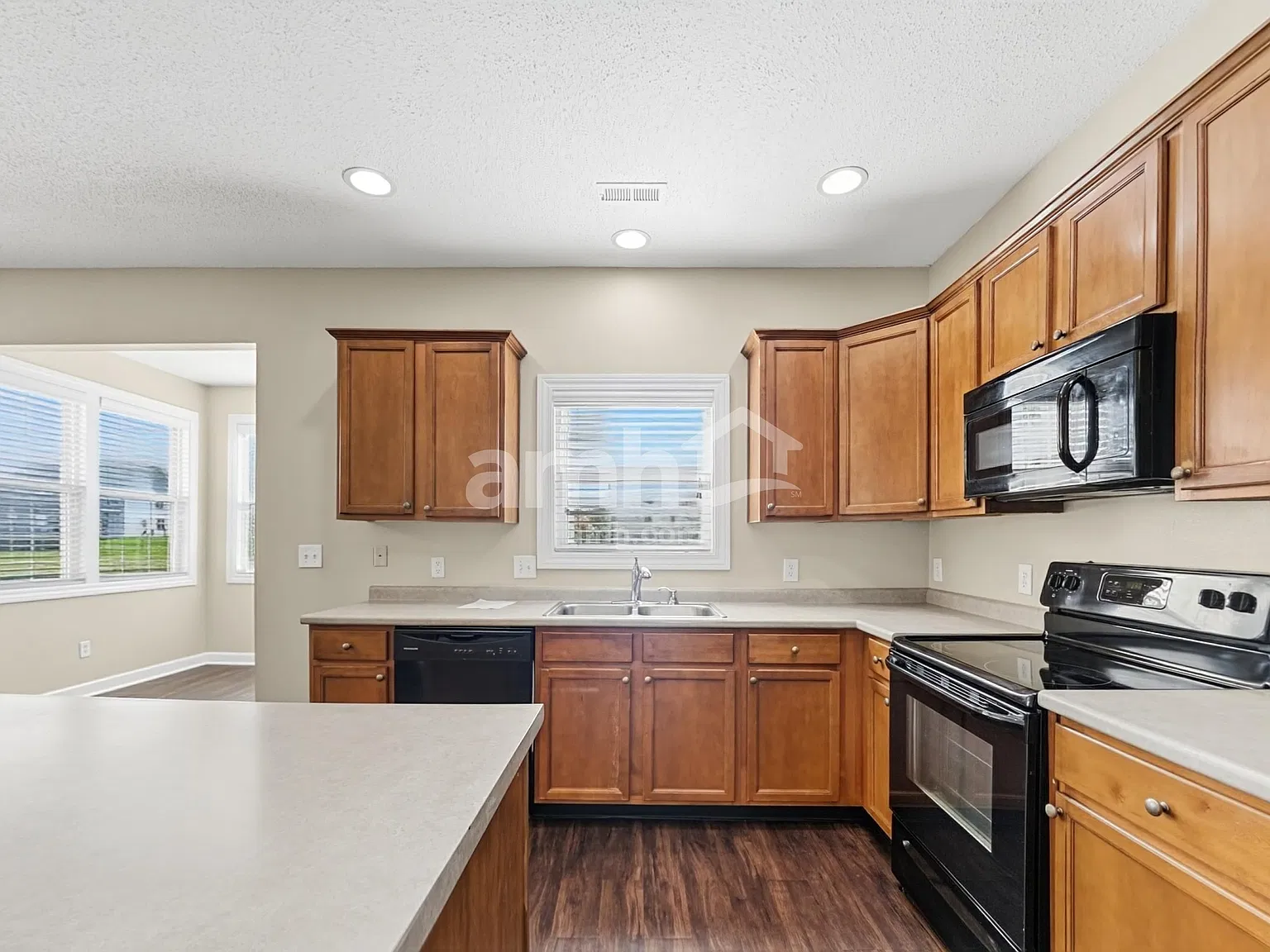 3 bed, 2.5 bath, 2288 sqft, $2,150 — Photo 3