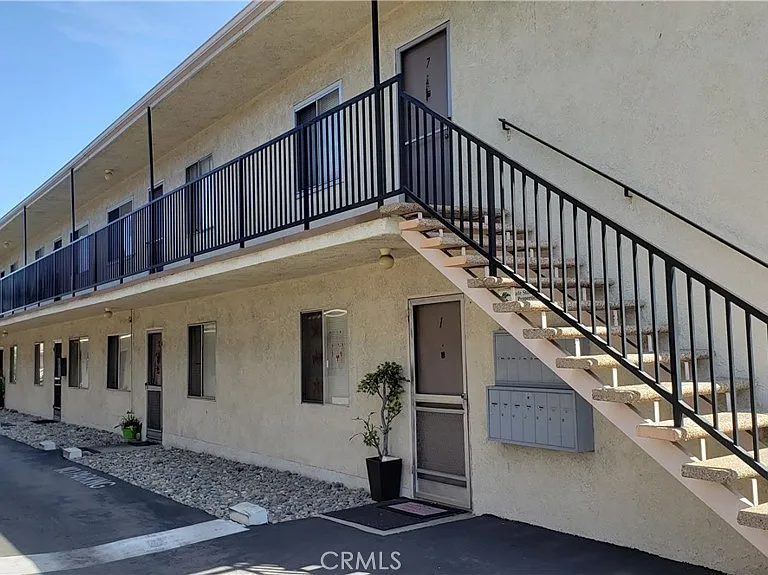 325 W Carson St #8 — Photo 1
