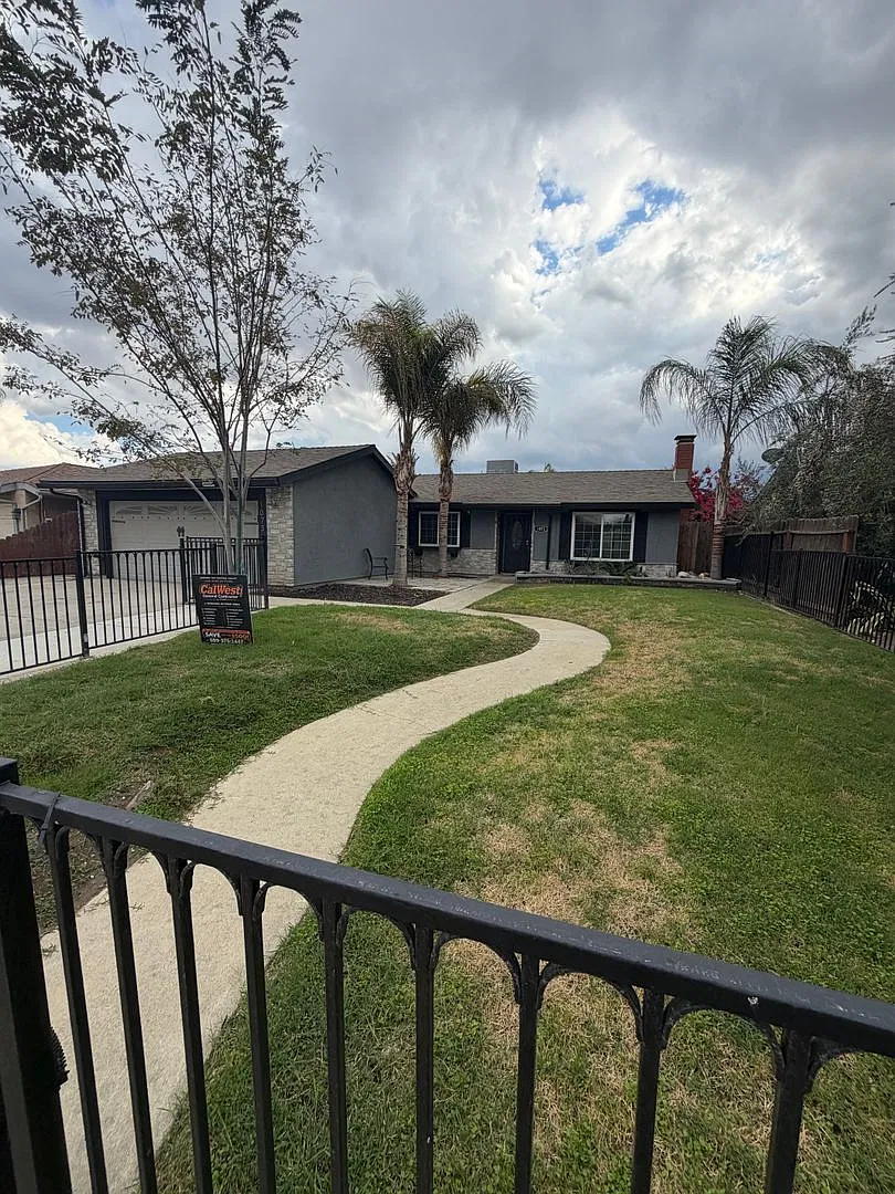 Charming 3 bedroom 2 bathroom home located in North Hanford — Photo 4
