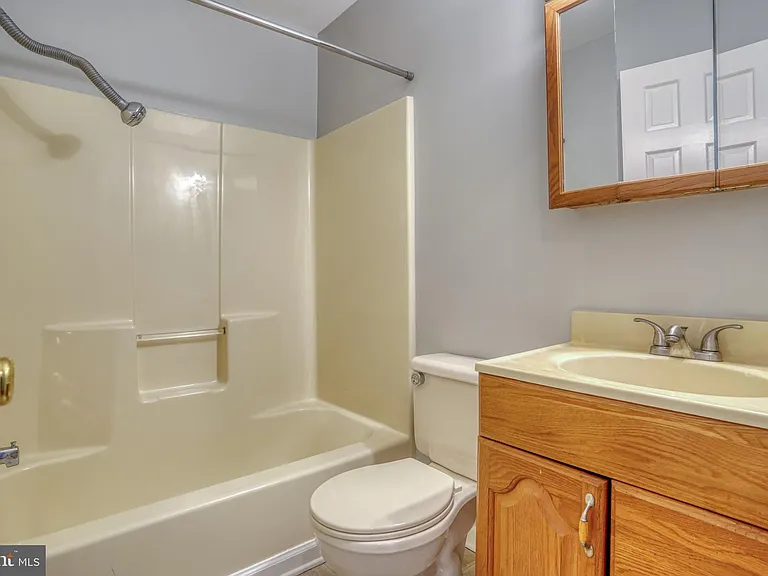 124 Hilldale Ct — Photo 29