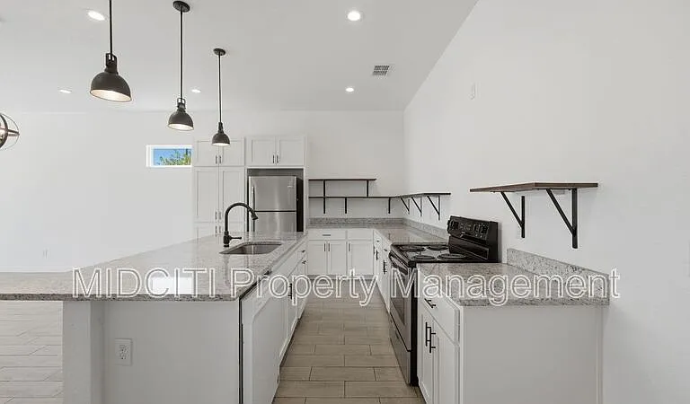 893 E Mather St — Photo 7
