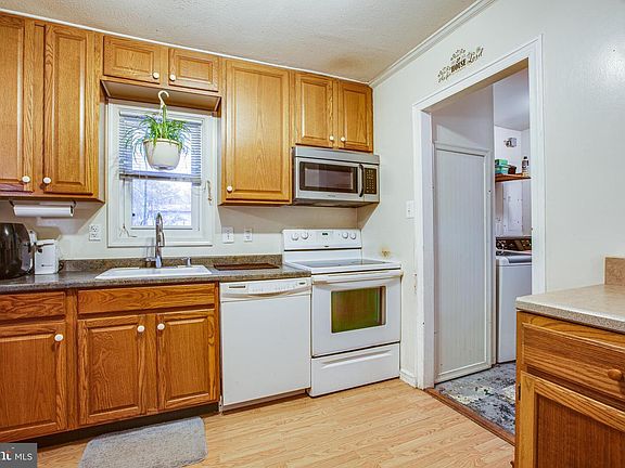 2nd image of 9 Sequoia St