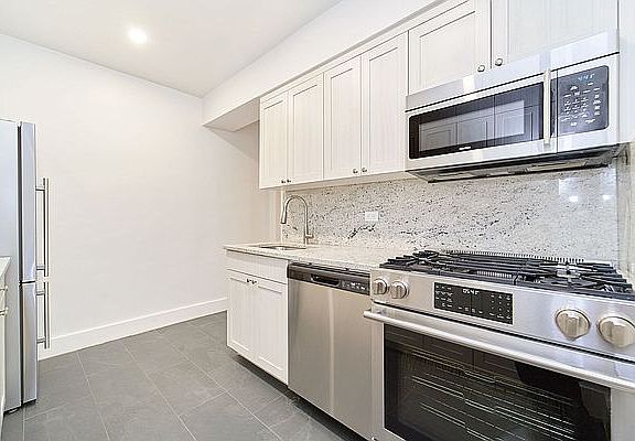 3rd image of 10 W 65th St APT 1J